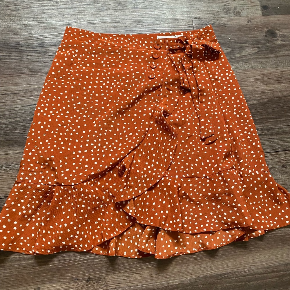 Pocket dot skirt.